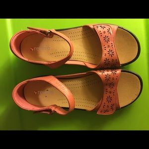 REVERE SANDALS.      NEW